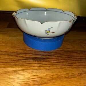 Scalloped Edo Period Japanese Porcelain Bowl With Bird & Floral Motif